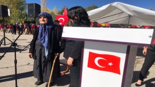 99 yaşındaki ninenin kürsüden okuduğu şiirler kutlamalara damga vurdu