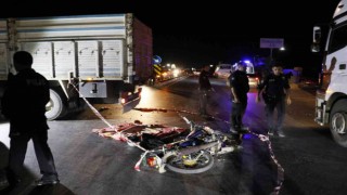 Adanada motosiklet ile kamyon çarpıştı: 1 ölü, 1 yaralı