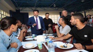 ADÜ Rektörü Aldemir üniversite yemekhanesinde öğrencilerle buluştu