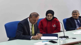 Ahlat Kanık Uygulamalı Bilimler Yüksekokulunda burs töreni