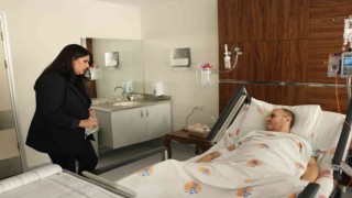 AK Partili Sarıeroğlu, polis evine düzenlenen saldırıda yaralanan polisi ziyaret etti