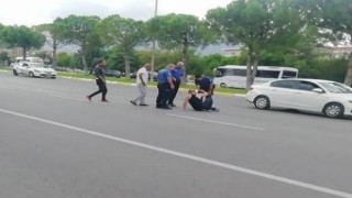 Akan trafikte yola yatan avukat, kendisine yardım etmek isteyen kadına dehşeti yaşattı