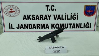 Aksarayda jandarma restorandaki şahsın üzerinde uzi silah ele geçirdi