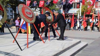 Akşehirde Cumhuriyet Bayramı kutlamaları çelenk sunumuyla başladı