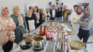 Aldıkları eğitimle yemek yapmanın püf noktalarını öğreniyorlar