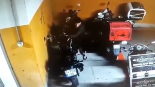 Alışveriş merkezi otoparkında motosiklet hırsızlığı kamerada