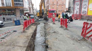 Alt yapı çalışmaları sırasında su borusu patlayınca iş yerini su bastı