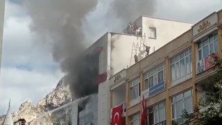 Amasyada 5 katlı iş yerinde yangın: Çatıda mahsur kalan 5 çalışan kurtarıldı