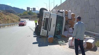 Amasyada saman yüklü kamyon devrildi