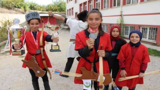 Amasyalı okçu kızlar emanet yaylarla şampiyonluğa ulaştı