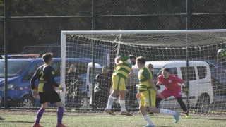Amatör maçta rakibiyle havada çarpışan futbolcu yürekleri ağza getirdi