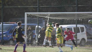 Amatör maçta rakibiyle havada çarpışan futbolcu yürekleri ağza getirdi