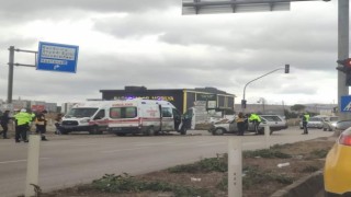 Ambulans ile otomobil çarpıştı: 3 yaralı