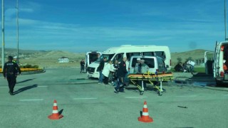 Ankarada işçi servisi ticari araçla çarpıştı: 10 yaralı