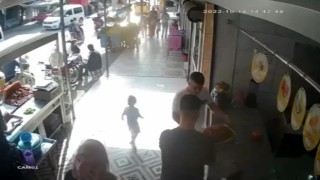 Annesinin kaldırıma bıraktığı çocuk az kalsın kamyonetin altında eziliyordu