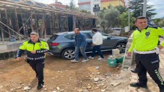Antalyada turistin kiraladığı lüks aracı çaldı, Burdurda duvara çarpınca yakalandı