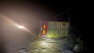 Antalyada virajı alamayan bebek maması yüklü tır devrildi: 1 yaralı