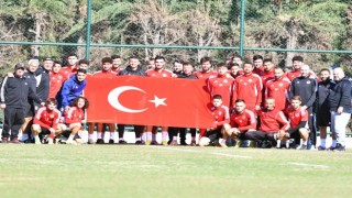 Antrenman öncesi Cumhuriyet Bayramını kutladılar