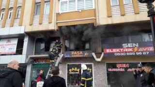 Apartmanda çıkan yangın paniğe yol açtı