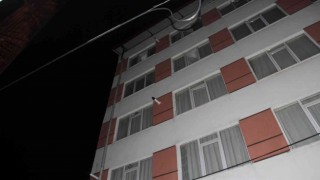 Apartmanın 4üncü katından atlayan genç kız yaralı kurtuldu