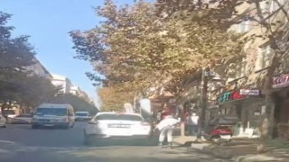 Arabanın arkasında patenle yolculuk kazaya davetiye çıkardı