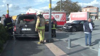 Arnavutköyde 2 araç kavşakta bir birbirlerine girdi: 3 yaralı