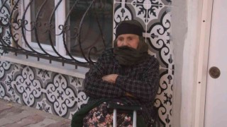 Arnavutköyde ev sahibinin oturdukları daireyi satmasıyla 84 yaşındaki çift dışarıda kaldı