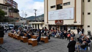 Artvin Belediyesi meclis toplantısını sokakta yaptı