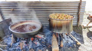 Artvinde elma pekmezi geleneksel yöntemlerle yapılıyor