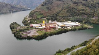 Artvinde etrafı sularla çevrili çay fabrikası ilgi çekiyor