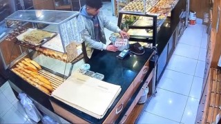 Askıda ekmek kumbarasını çalan şüpheli kameraya yansıdı