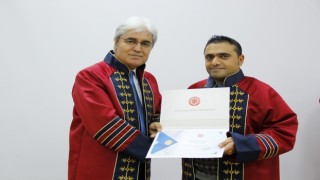 Atamaları yapılan akademisyenler cübbelerini giydi