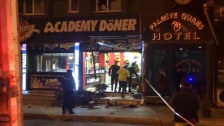 Ataşehirde aracının direksiyon hakimiyetini kaybeden kamyonet şoförü dükkana daldı: 1 ölü, 1 yaralı