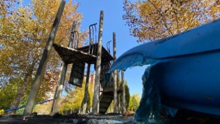 Ateşe verilen çocuk parkı kullanılmaz hale geldi