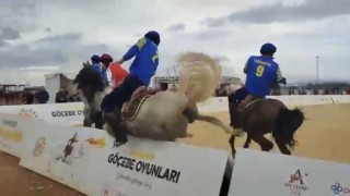 Atıyla böyle uçtu, kırbaçlayıp yoluna devam etti