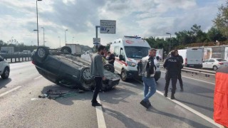 Avcılar E-5te otomobil takla attı: 4 kişi yaralandı, yol trafiğe kapandı