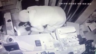 Avcılarda ayakkabı mağazasında hırsızlık kamerada