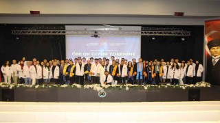 Avrasya öğrencileri beyaz önlük giydi