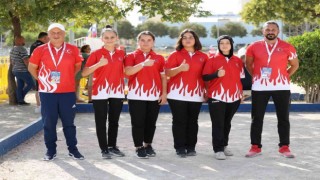 Avrupa şampiyonu genç kızlar çiçeklerle karşılandı