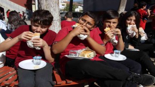 Aydında öğrencilerin balık ekmek keyfi
