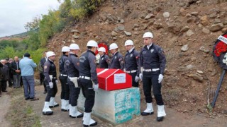 Ayvalıkta beyin kanaması nedeniyle hayatını kaybeden polis memuru memleketinde toprağa verildi