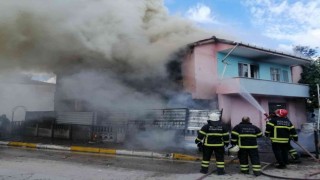 Bahçede çıkan yangın iki katlı eve sıçradı