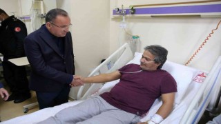 Bakan Bozdağ patlamada yaralanan madencileri hastanede ziyaret etti