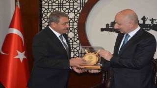 Bakan Karaismailoğlu, Balıkesirde büyükşehir belediyesi ve valiliği ziyaret etti