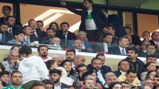 Bakan Kasapoğlu: Futbolcular ve teknik ekibi gönülden kutluyorum