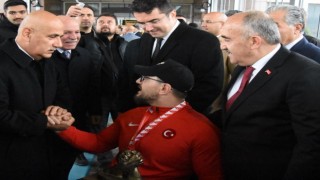 Bakan Kirişci, dünya şampiyonu Gökhan Seven ile bilek güreşi yaptı