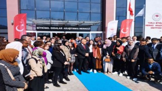 Bakan Kirişci Türkiyede öğrenim gören yabancı öğrencilerle bir araya geldi