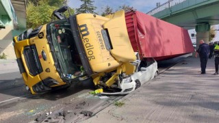 Bakırköyde köprüye çarpan tır otomobilin üstüne devrildi: 1 yaralı