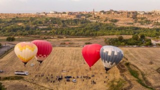 Balonlar halatlara bağlı askıda kaldı, gelenler sadece fotoğraf çekmekle yetindi