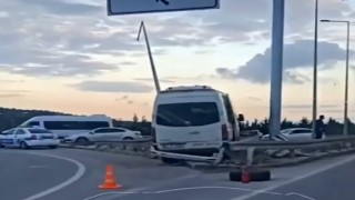 Bariyere çarpan servis aracının sürücüsü yaralandı